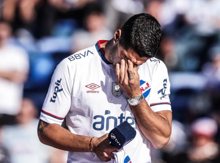 世界杯苏亚雷斯视频（102天2冠，苏亚雷斯含泪告别母队：3万人欢呼，官方致敬）