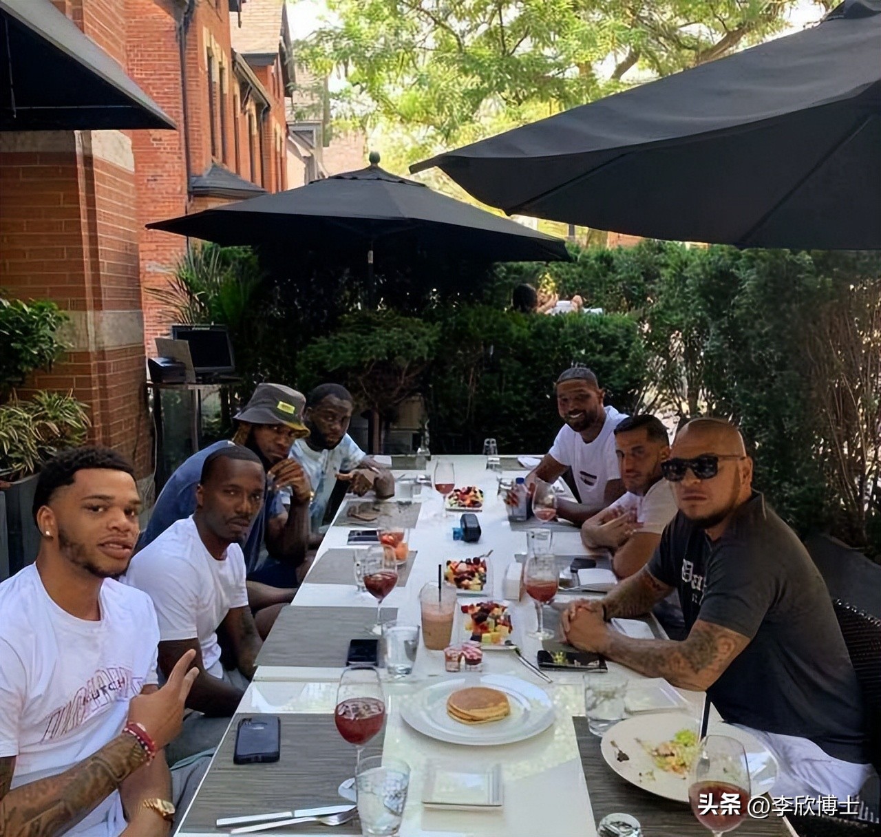 nba的球队靠什么赚钱（NBA一支球队每年开销大概是多少钱？连年亏损依旧砸钱背后的价值）