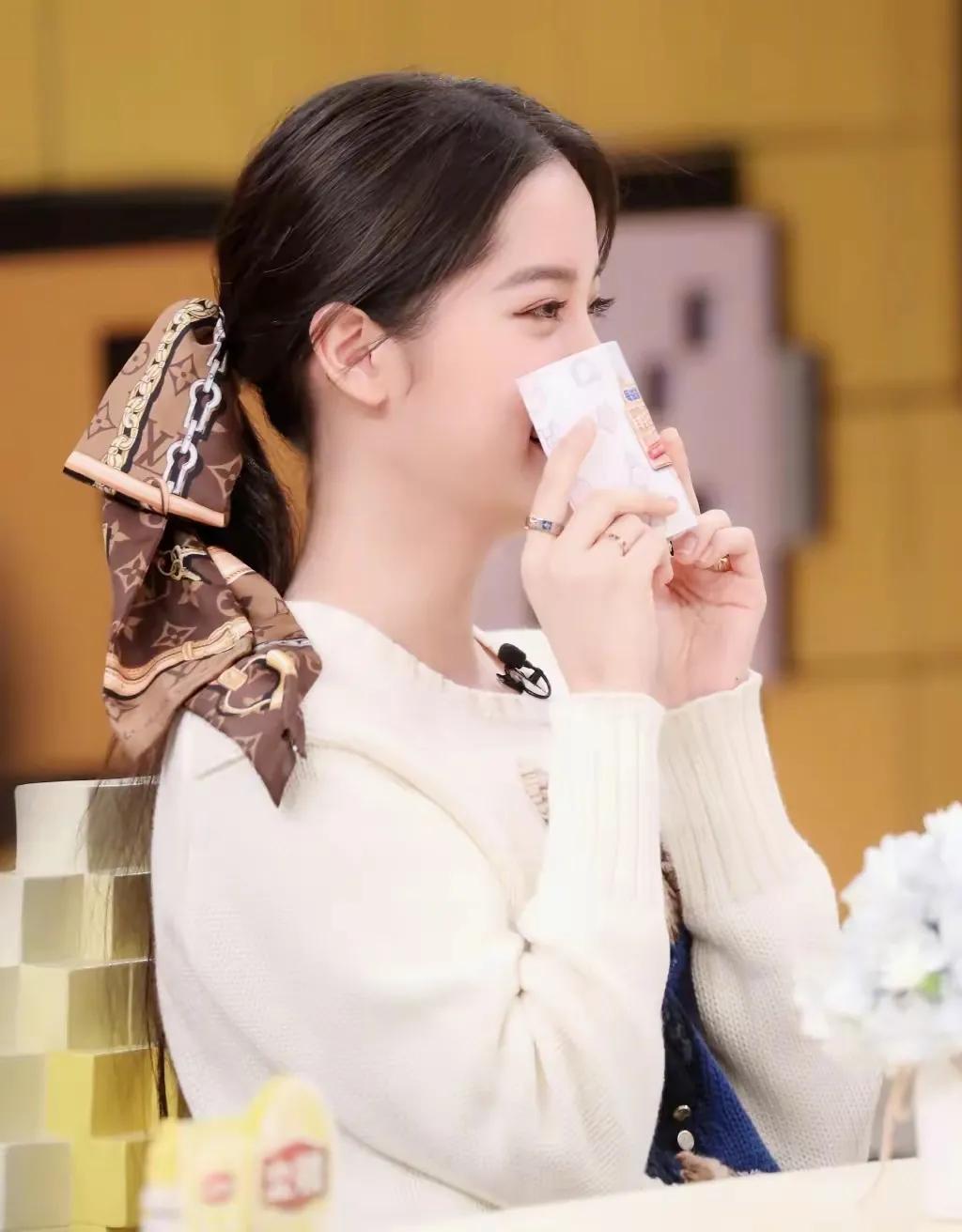 赵丽颖直播间带火了发带造型,可盐可甜,百搭神器非它莫属