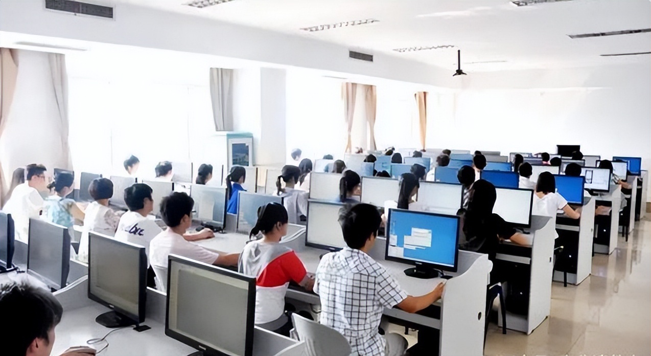 2022考生要注意，高校录取会看高考体检结果，近视影响专业的报考