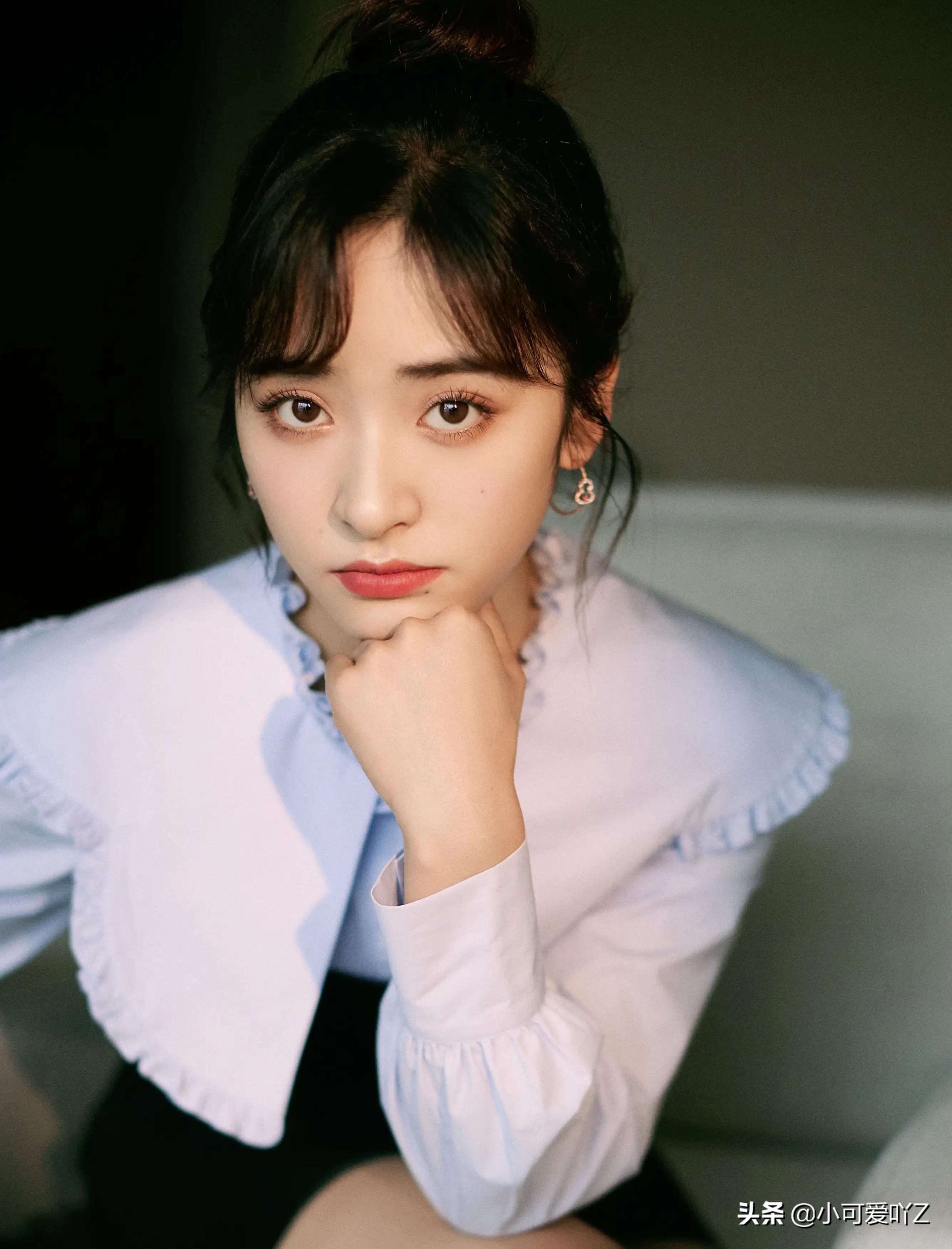 沈月，淡雅裙装，清纯甜美