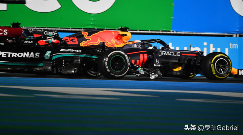 f1汉密尔顿最佳视频(F1沙特大奖赛老道的汉密尔顿逼疯维斯塔潘 这一场秀无人是赢家)