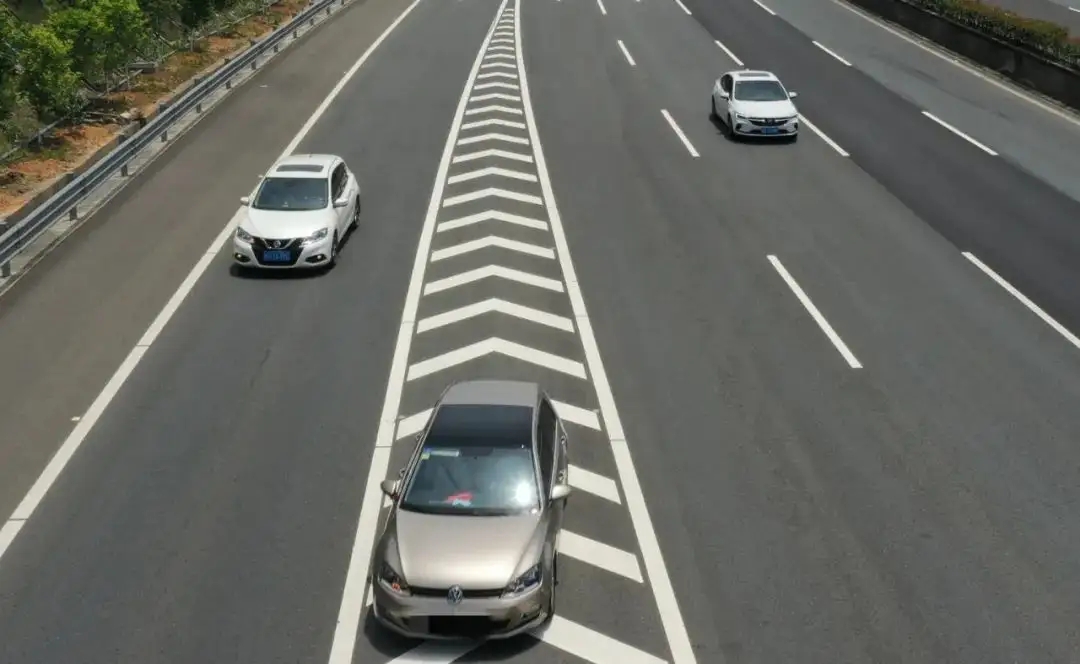 图片论(这5种标线，都设置在高速公路的危险地带，新老司机都要知道)
