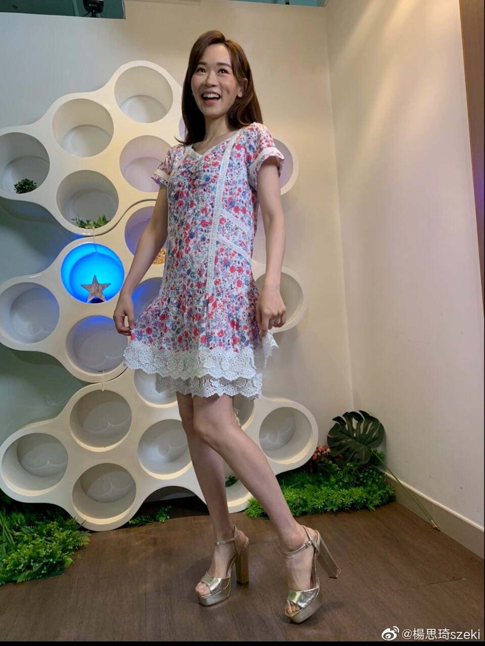 43岁港姐冠军晒学生妹造型，被嘲装嫩博关注，一对儿女生父成谜