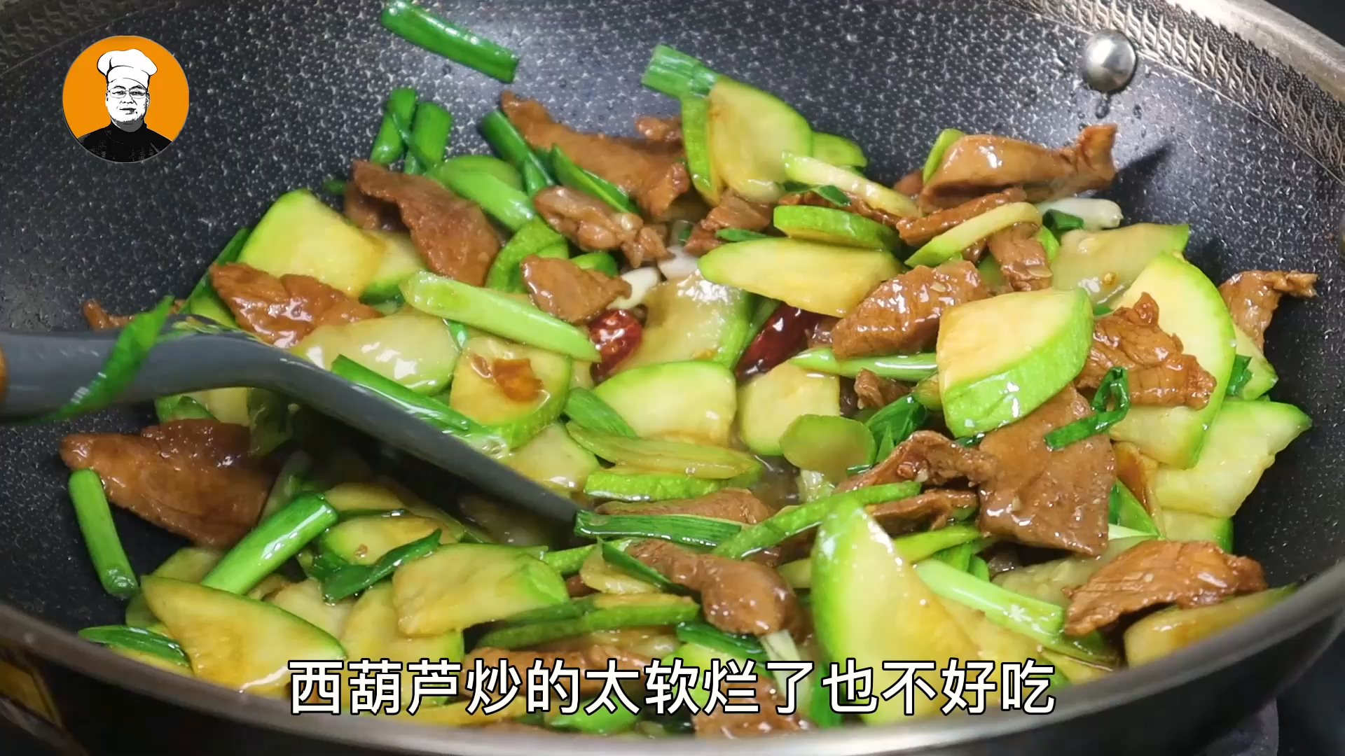 小瓜炒肉的家常做法(西葫芦炒肉怎么做才好吃？教你一招，肉片干香不柴，开胃又下饭)