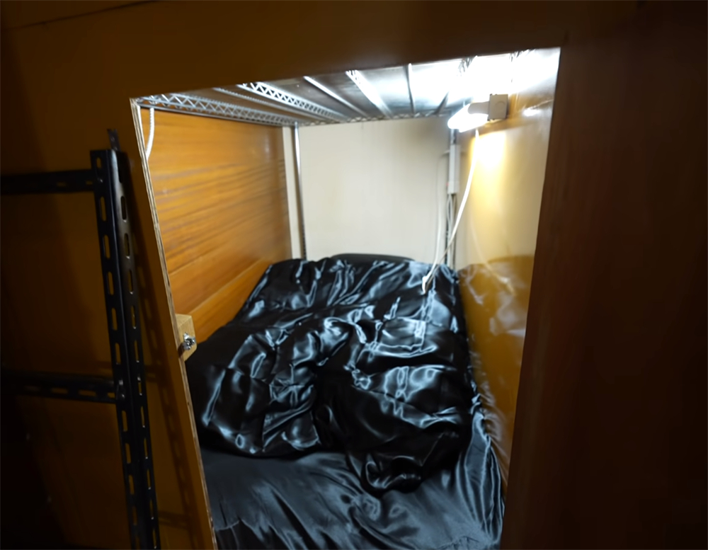 23岁日本女生住“棺屋”，在2㎡空间里生活1个月，网友：喘不过气