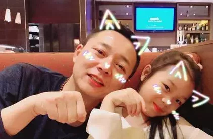 52岁帅大叔《开端》里演技炸裂:初婚净身出户,39岁二婚娶小娇妻,却因摸小鲜肉手上了热搜