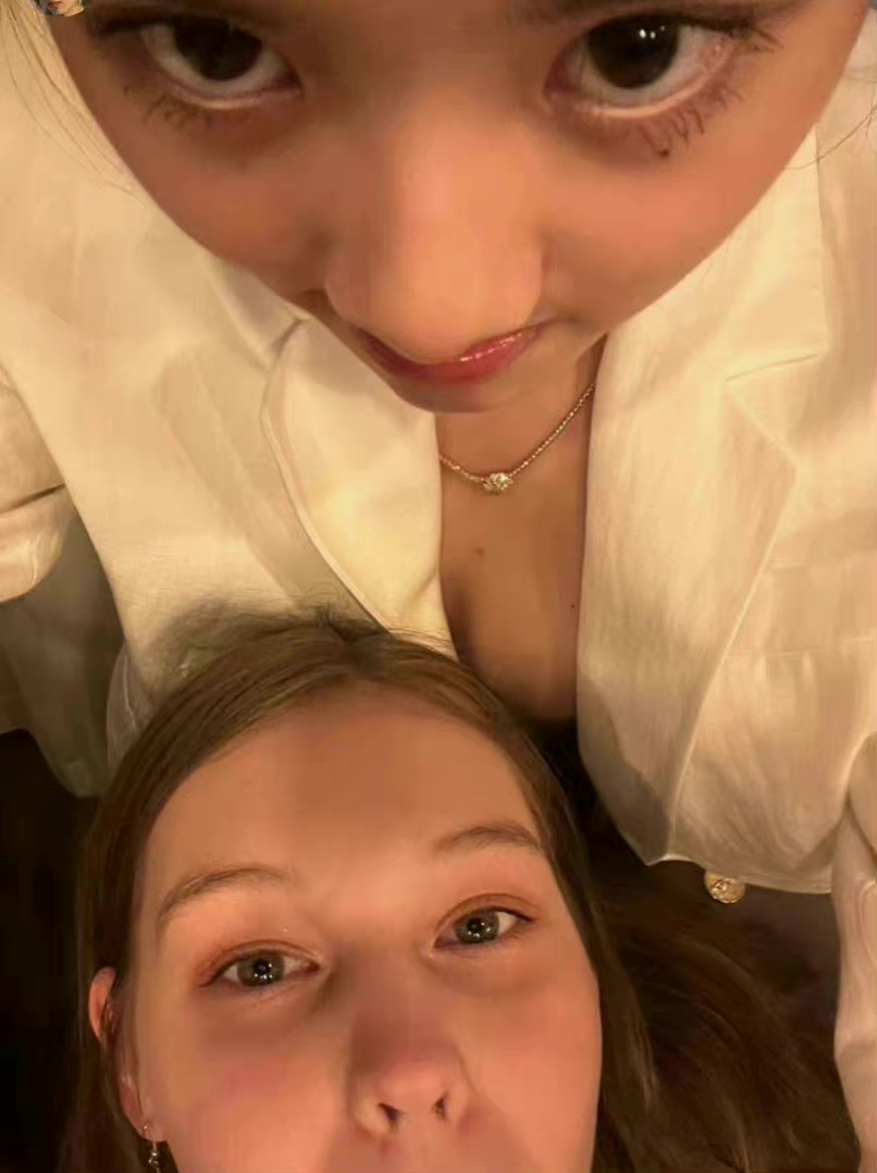 黄多多晒自拍照,妆容大胆穿衣前卫,网友:继承了父母的高颜值