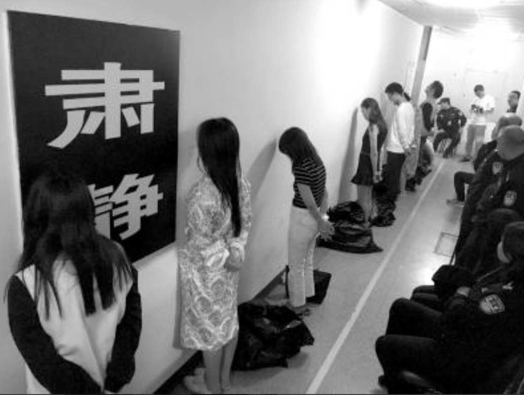 郑州“红馆”覆灭记：奢华堪比皇家一号，出动十五辆警用大巴抓人