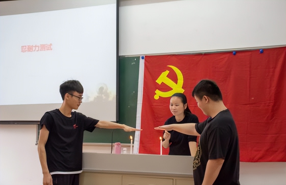 大学生想要入党，“决定权”在谁手上？除了辅导员还有个人很重要