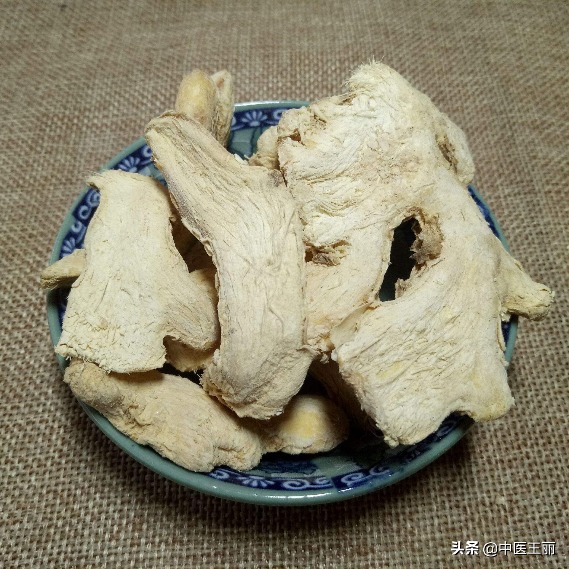 腿凉、膝盖凉？多是阳虚所致，送你二药小方，补脾、温阳、驱寒