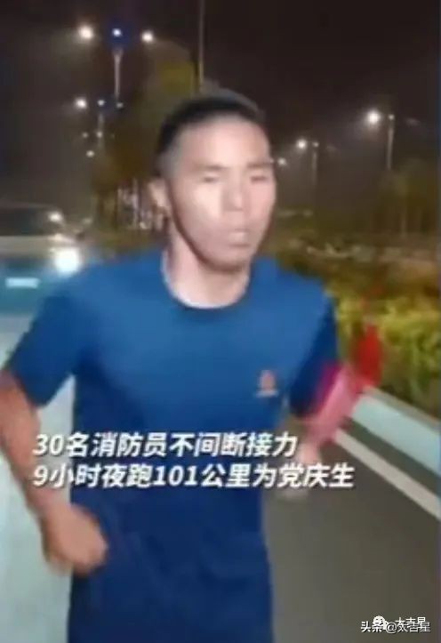 香港回归25周年：成龙街头“唱国歌”，消防员夜跑接力30公里