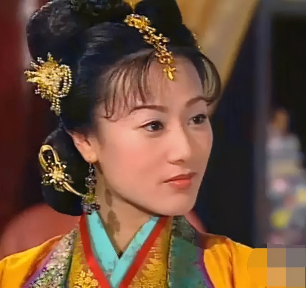 康华早年家境一般,在tvb拍戏时,剧组中午派盒饭,她都会多拿一盒留作