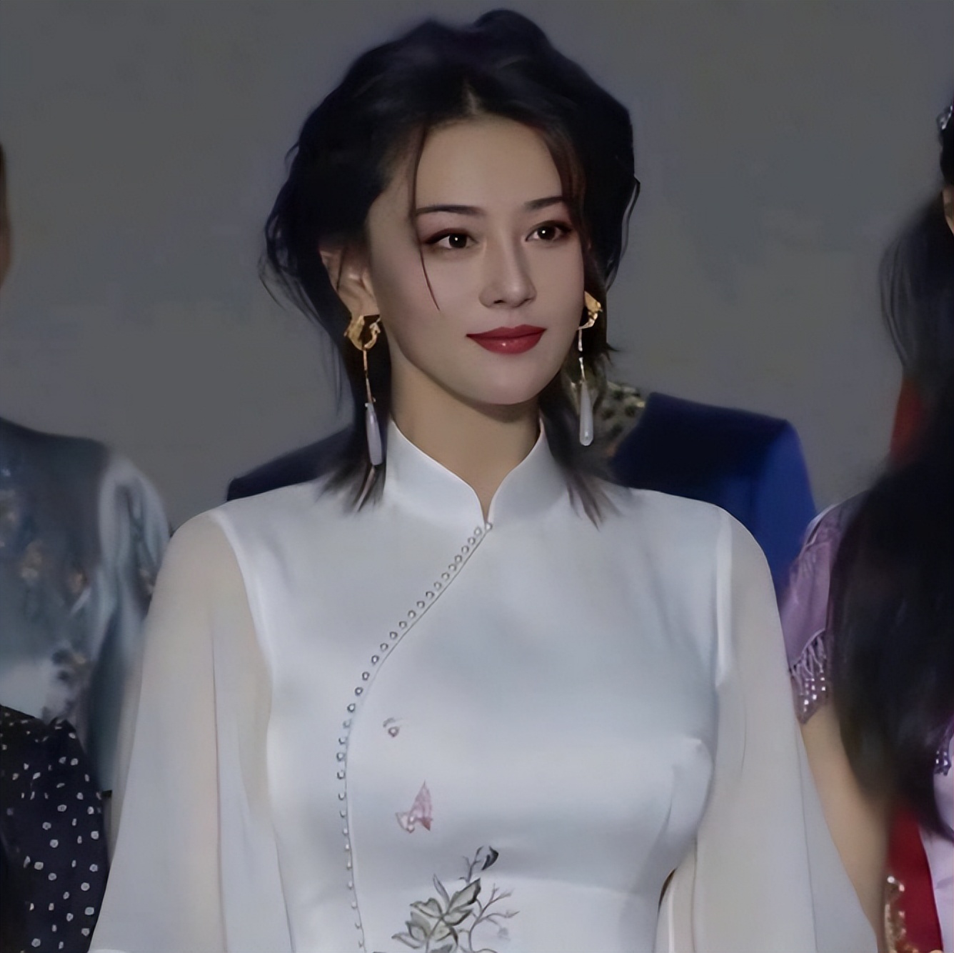 张馨予婚后越来越丰满了,一身紧身旗袍凹凸感十足,35岁别有韵味