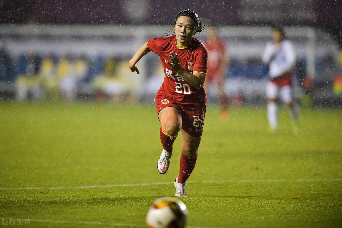 肖裕仪:踢球让我腿变粗,最爱曼城利物浦)