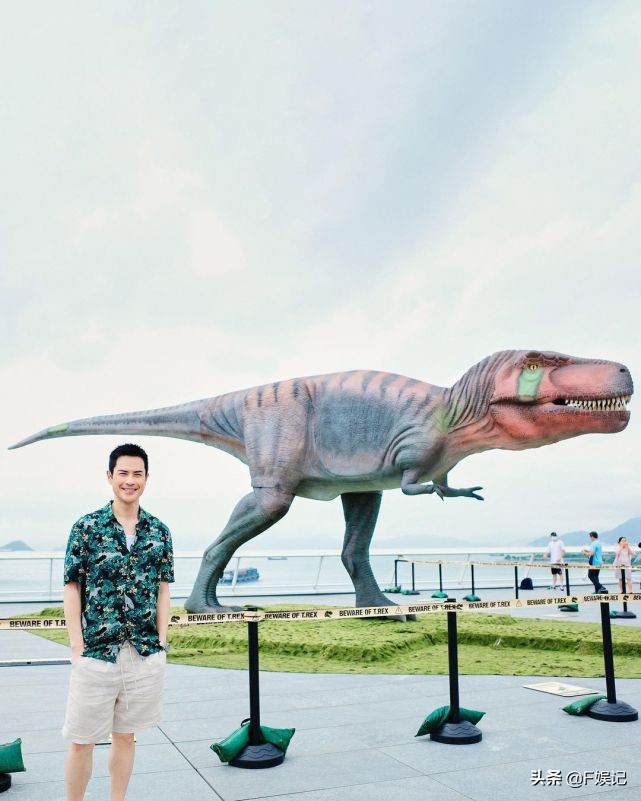 陈凯琳夫妇带儿子看“恐龙”郑嘉颖和儿子吃东西嘴对嘴很有爱