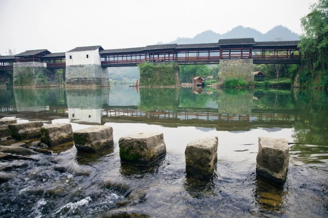 诗词里的“小桥流水”，古村旁，野花香，邂逅一段好时光