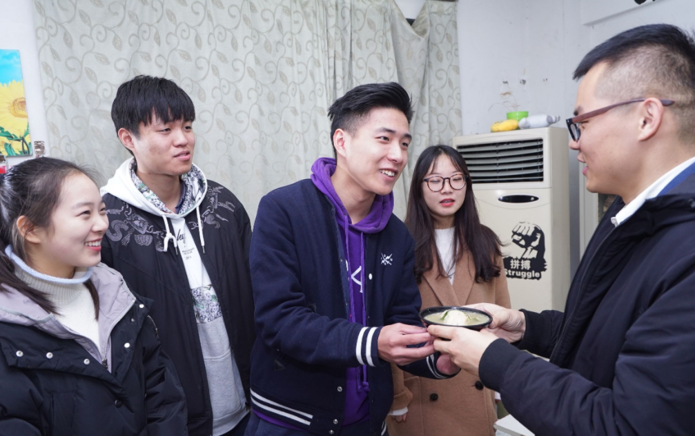 为啥博士生都抢着当大学辅导员？看完工资条之后，我明白了