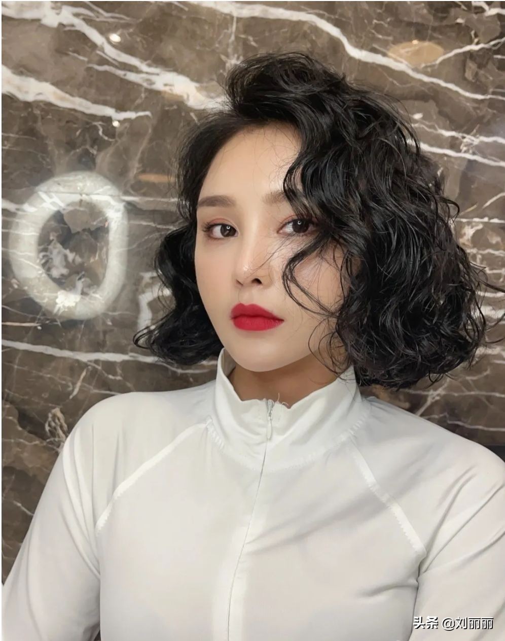 40岁一50岁女最新发型(女人40发型别乱剪,这3种很适合,做完大不一样)