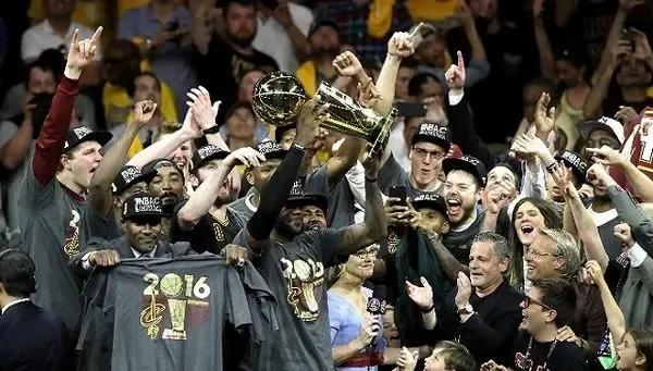 nba2020总冠军(近10年NBA历届总冠军一览，勇士独占鳌头，雄鹿臭名昭著)