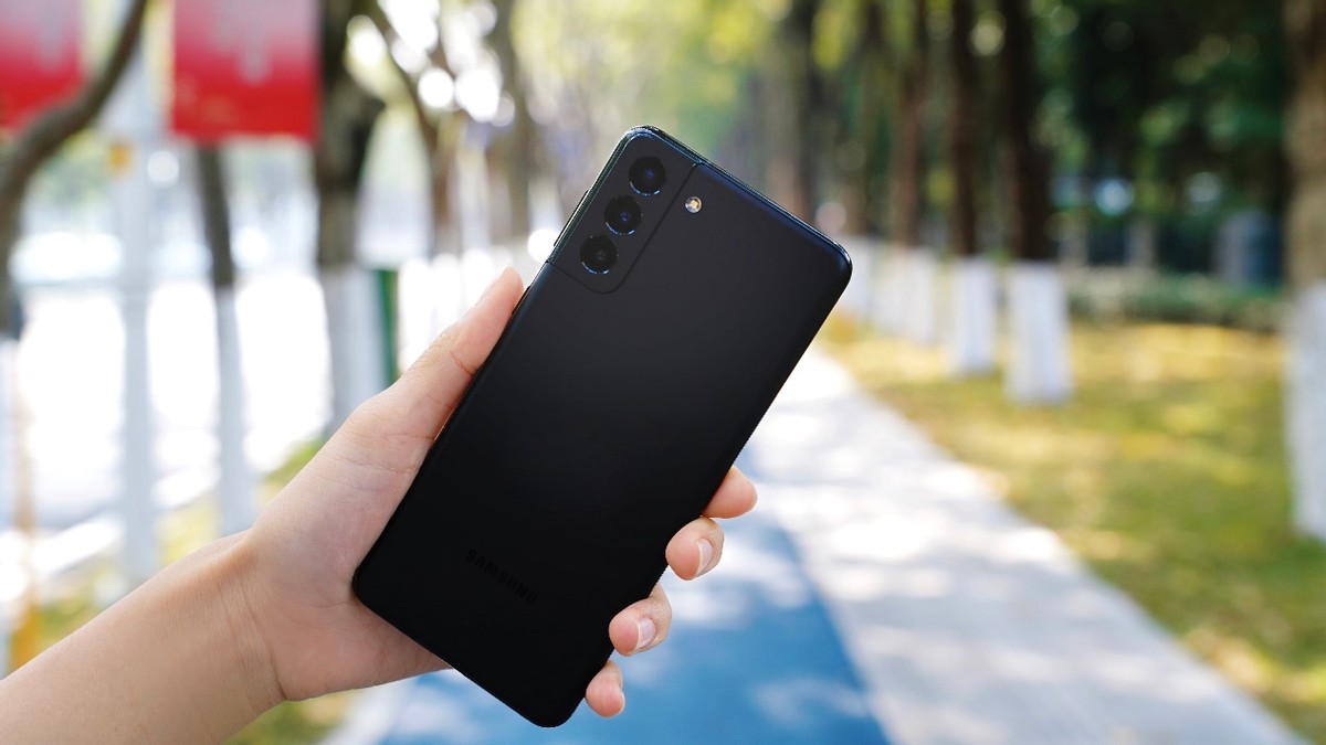 大屏手机盛行中，三星官翻机S21+好不好？