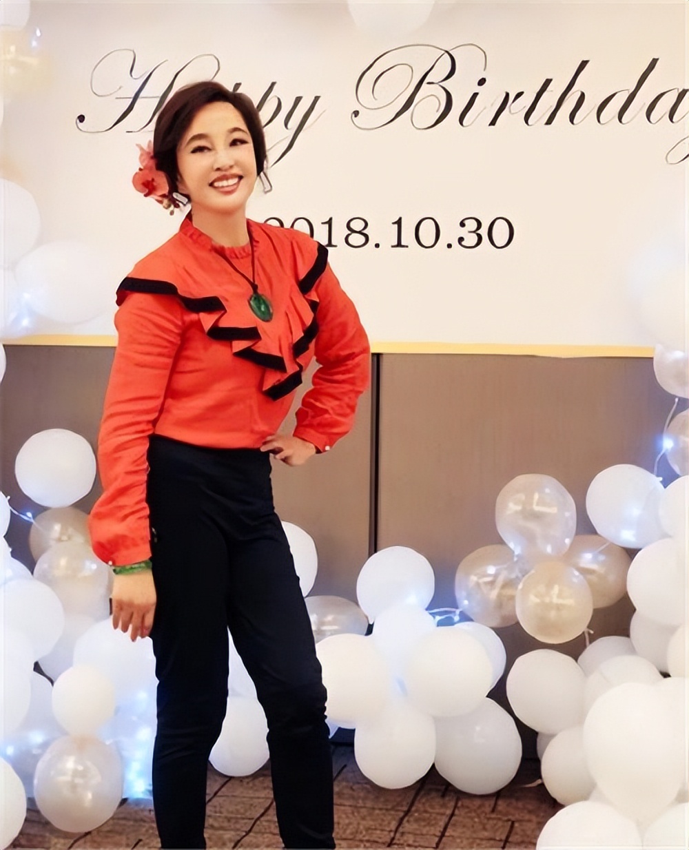 刘晓庆体态虽老了，但爱美又不分年龄，画眼线纹眉比同龄人漂亮