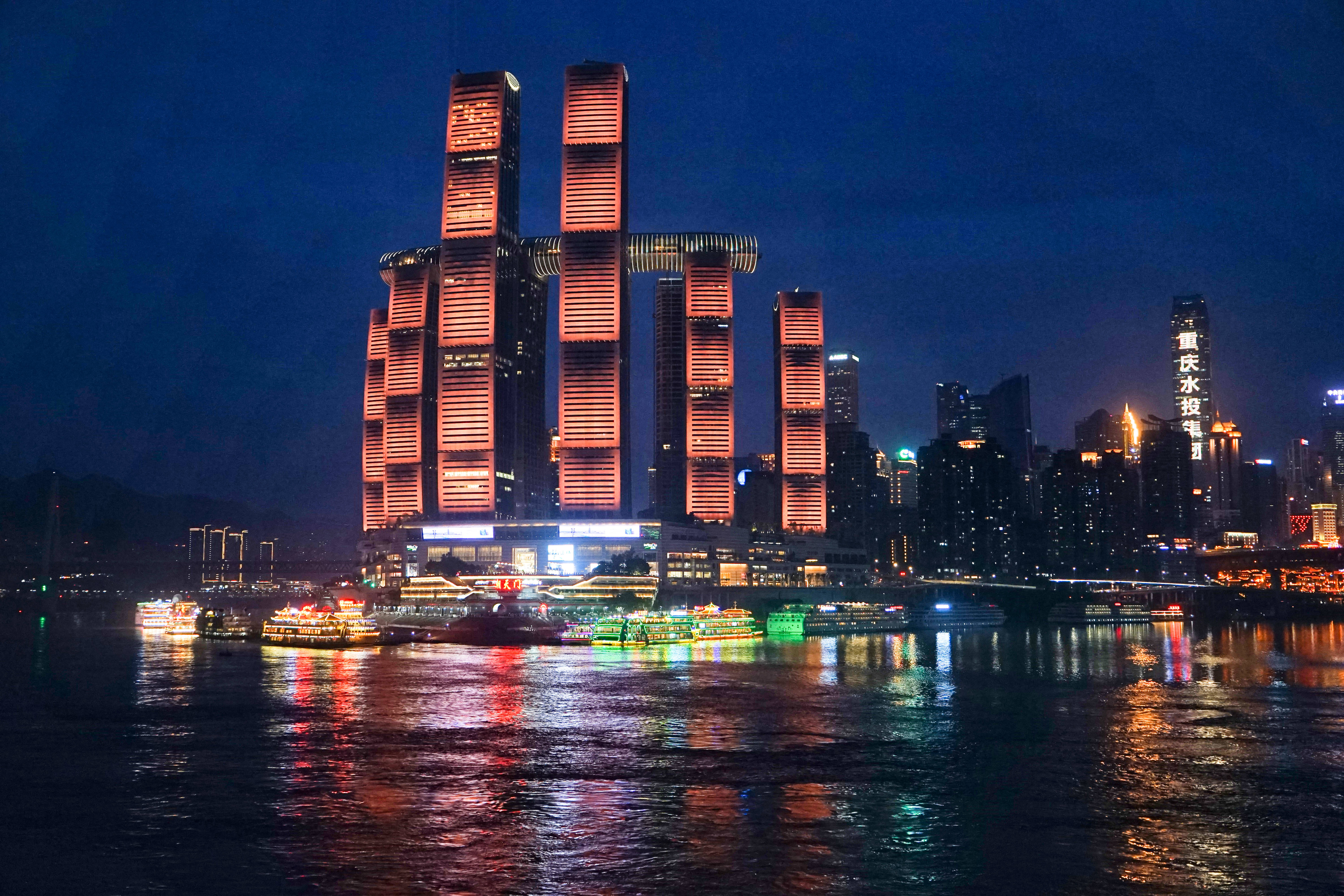 沉浸式夜游重庆，收藏这条旅游线路，4个角度饱览重庆魔幻夜景