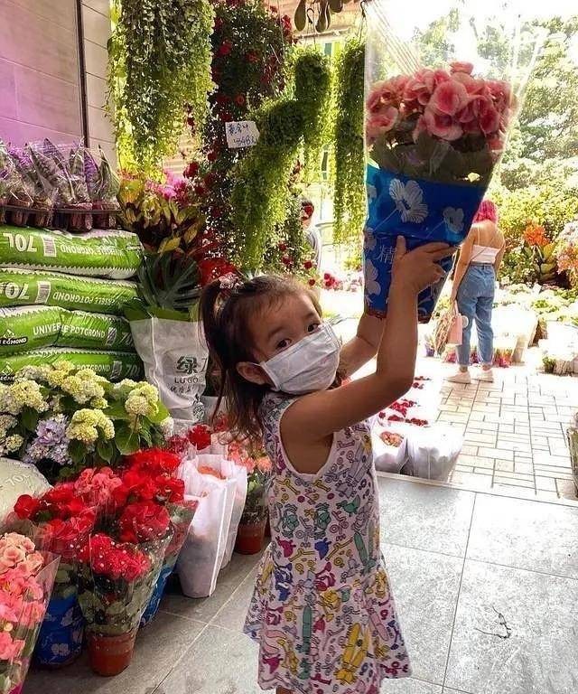 霍启刚小女儿正面照曝光！白裙配公主头纯美可爱，五官复刻郭晶晶