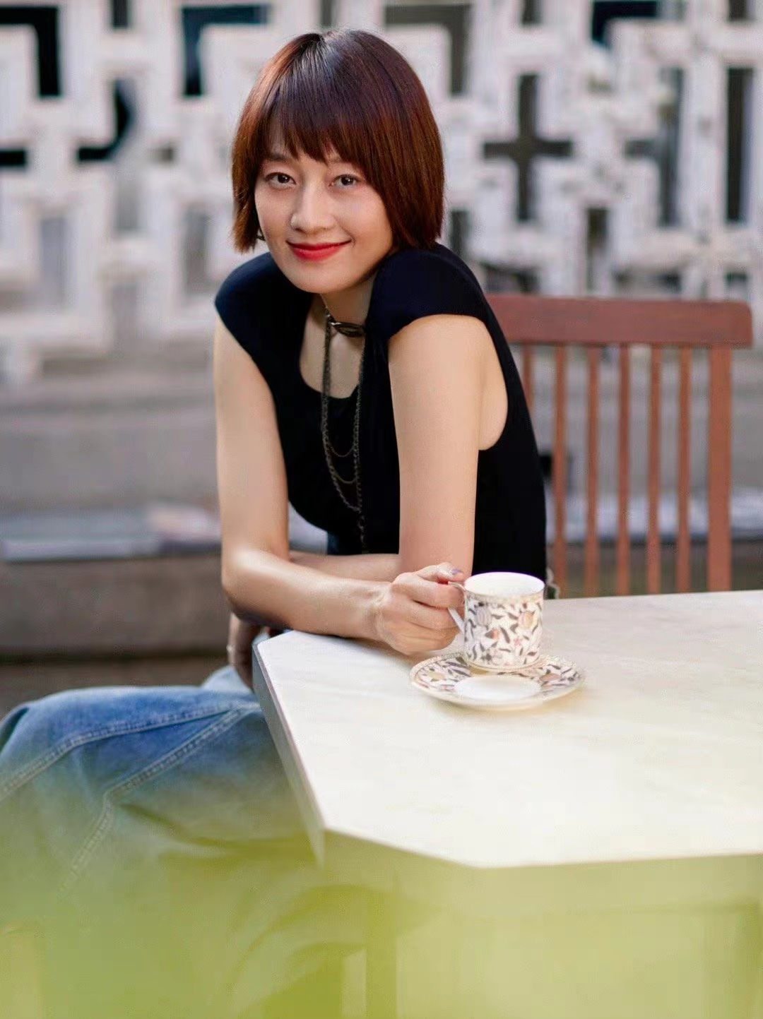 马伊琍是天然美女,脸型的棱角比较分明,尤其是颧骨比较高,需要发型来