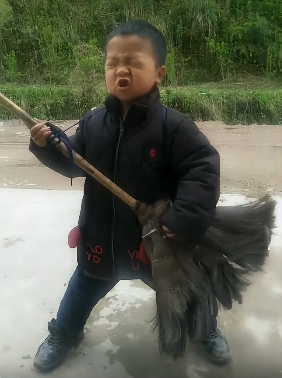 “未来歌神”：6岁农村萌娃“戏精附体”，靠模仿对口型唱歌走红