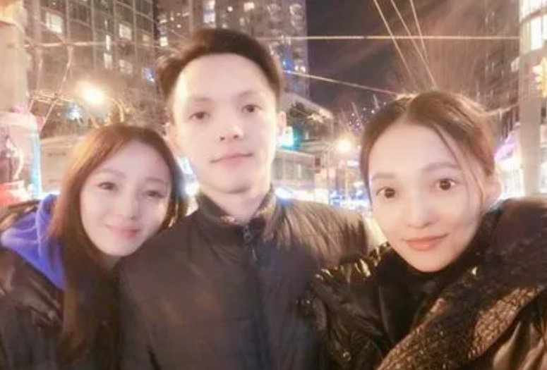 张韶涵为妹妹庆生，差1岁却长得像双胞胎，万梓良前妻携女儿现身