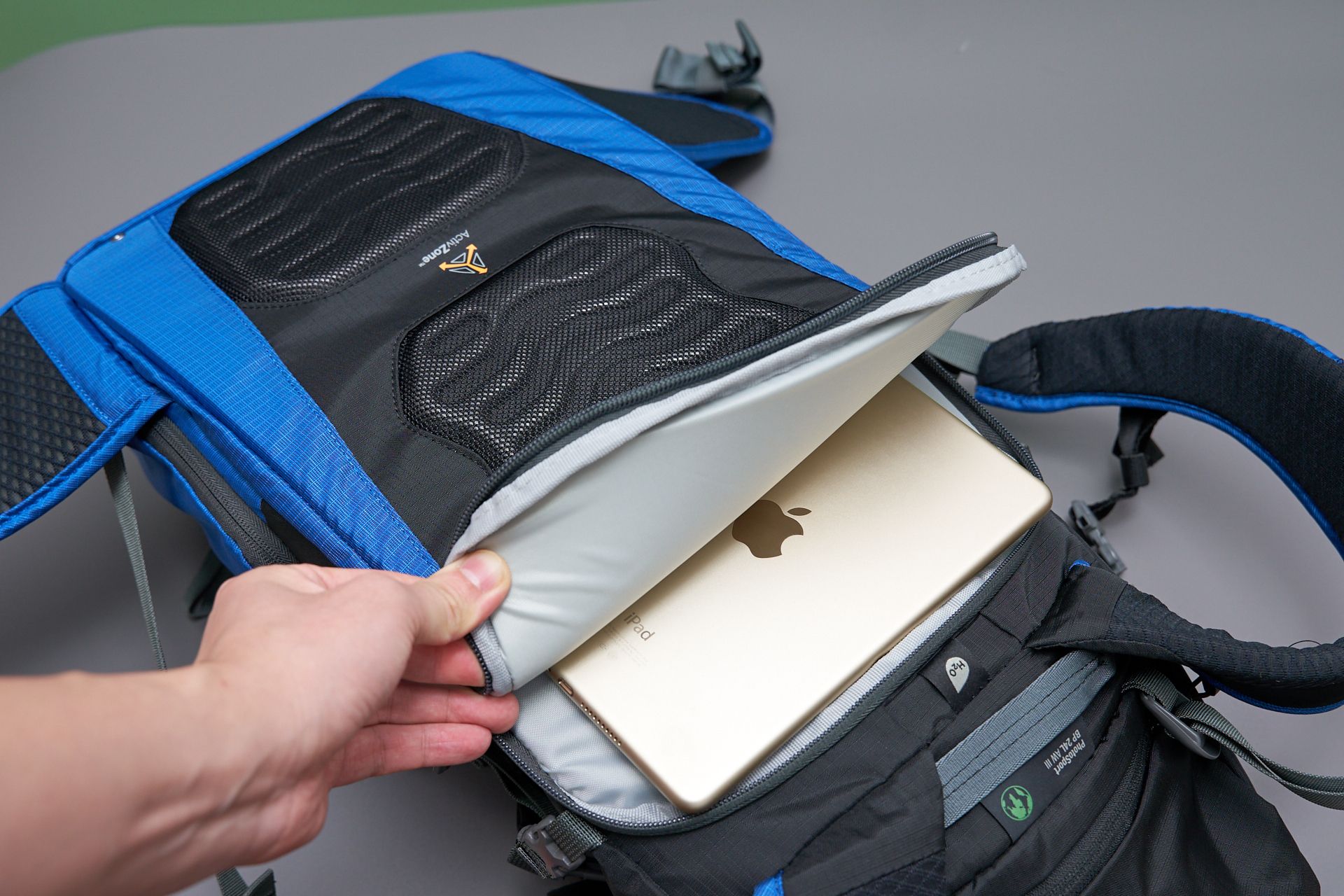 一个背包搞定旅拍，乐摄宝运动家三代相机包值不值得买？
