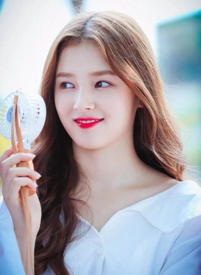 李承利,韩国超美女歌手,被誉为第一性感美女