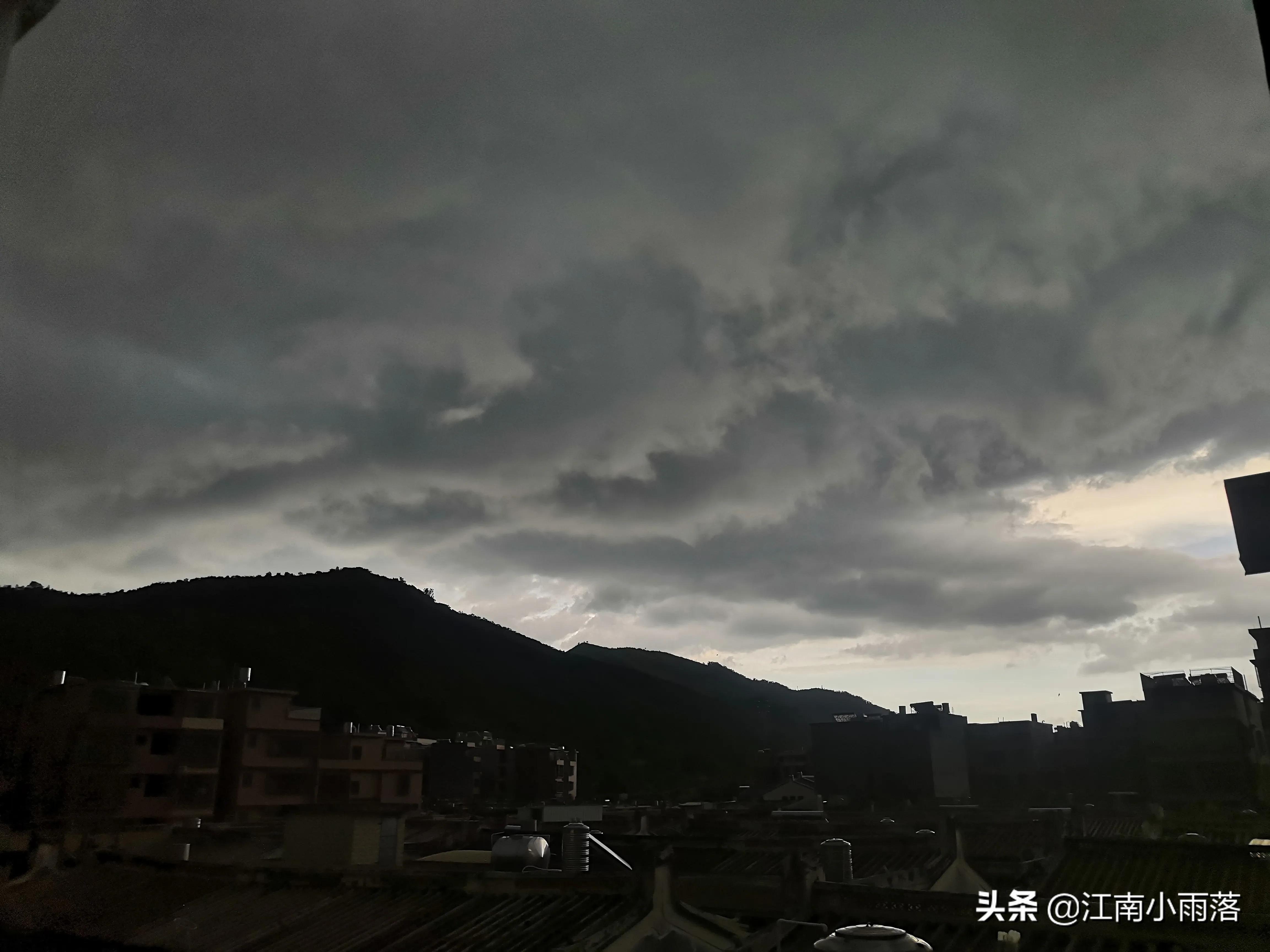 梦见自己变成鬼魂，醒来感到很后悔伤心