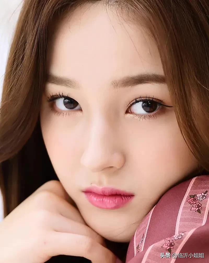 李承利,青春靓丽的性感美少女,温柔惊艳的混血神颜,太有魅力啦