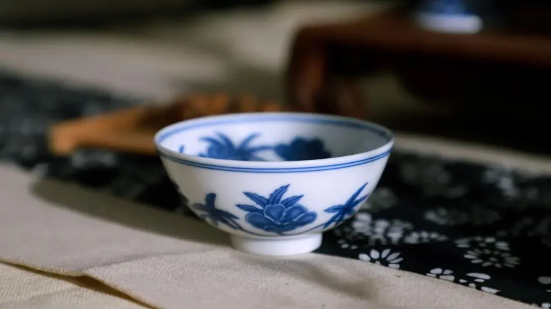 读瓷|三年的沉淀,烧出这一组绝美斗彩青花杯,太贵气了