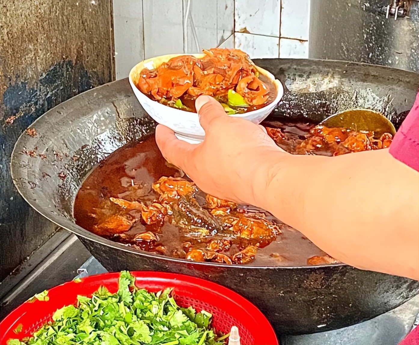 济宁火爆黄焖鸡，18元一碗半斤肉客人排队来吃，竟是用鸡腿做的？