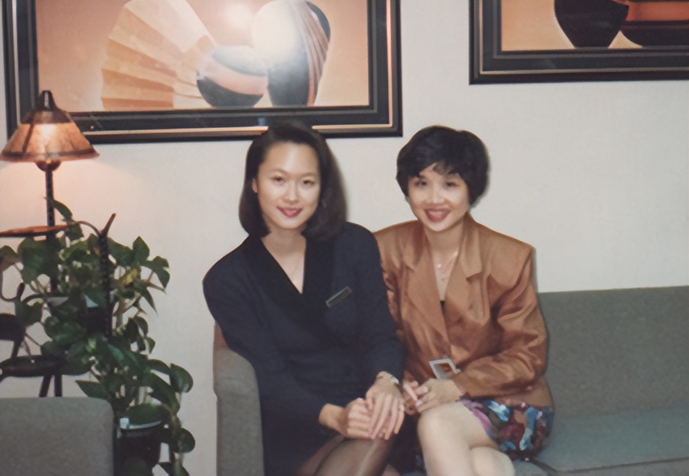 “长孙皇后”童爱玲罕露面，49岁皮肤紧致似少女，戴金表尽显阔气