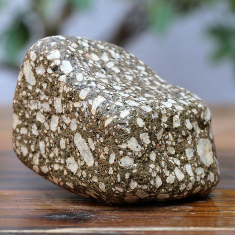 麥飯石是一種含有對人體有益的多種元素的矽鋁酸鹽礦物質