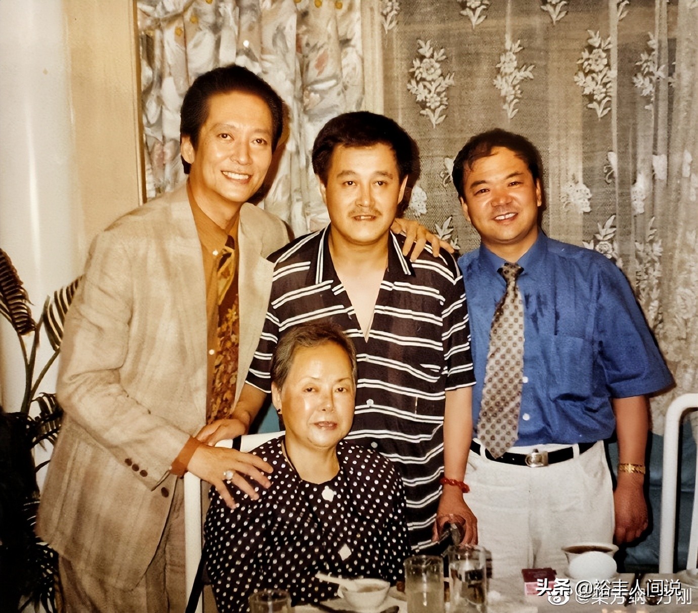 “大恶人”方刚晒母亲庆生旧照！赵本山亲自摆席，勾肩搭背感情好