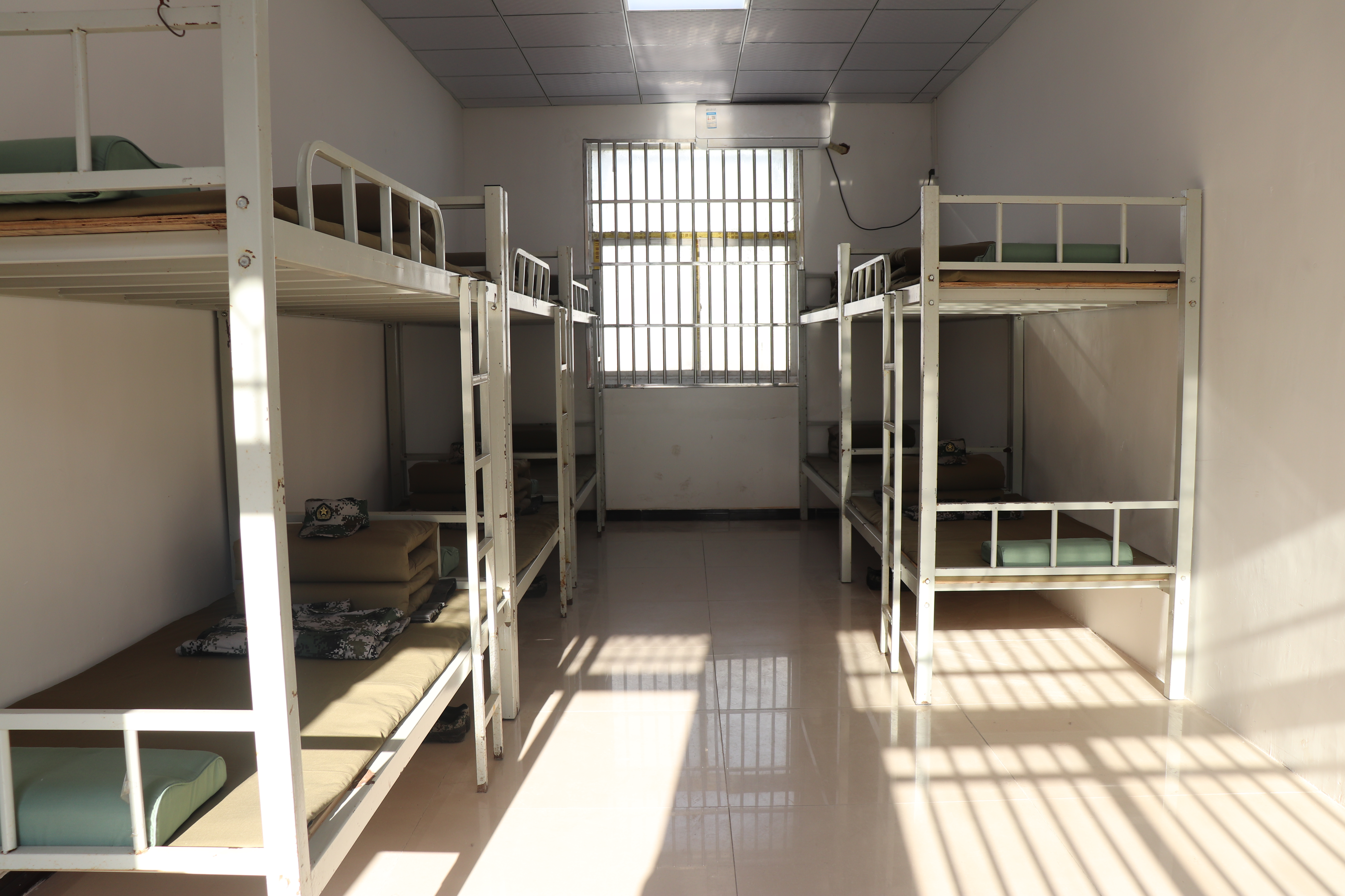 封闭式管理叛逆孩子的学校（沉迷网瘾跳楼威胁父母）