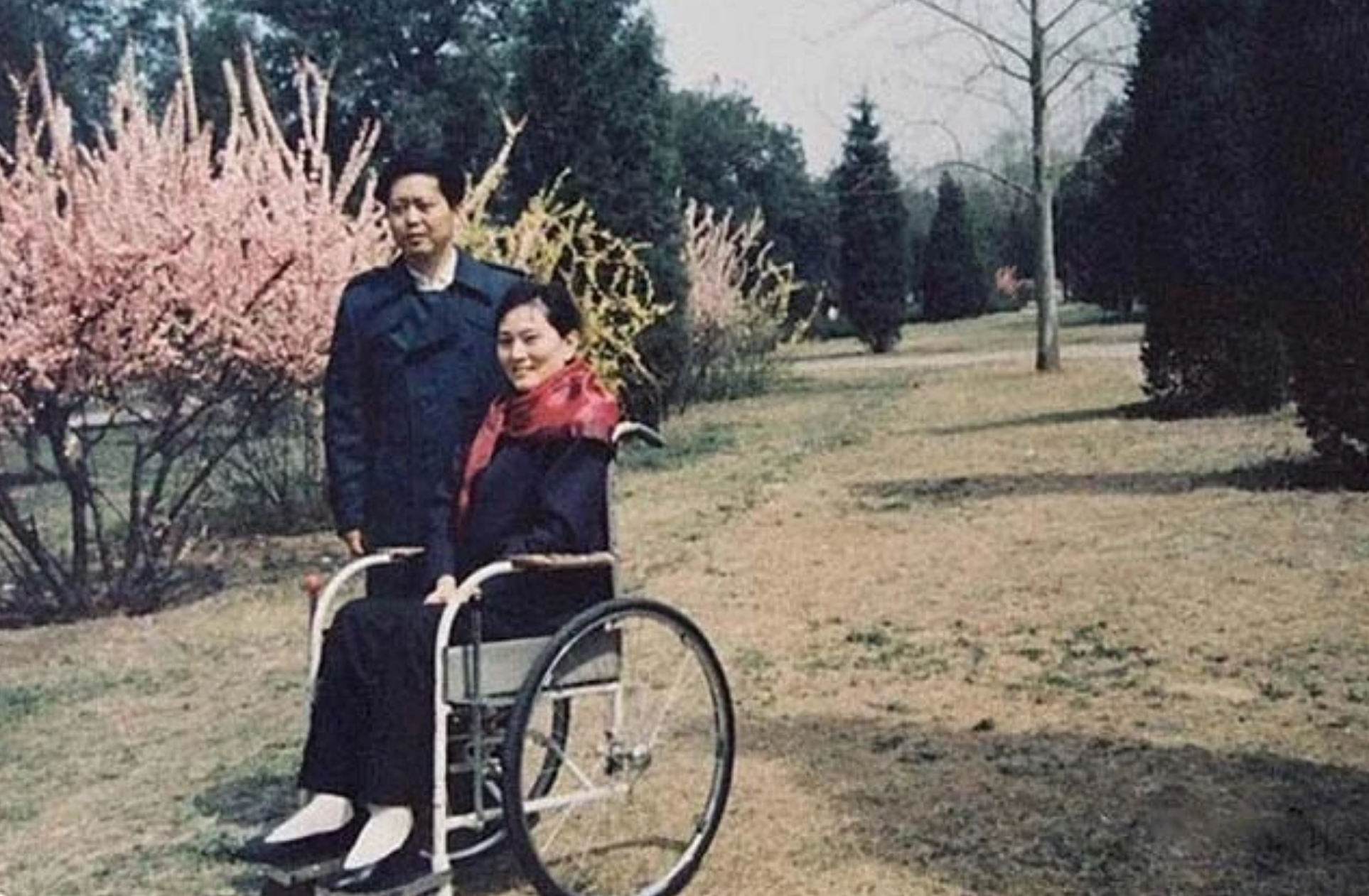 痴守瘫痪妻41年，丈夫收到女孩来信：我愿意嫁你，一起照顾你妻子