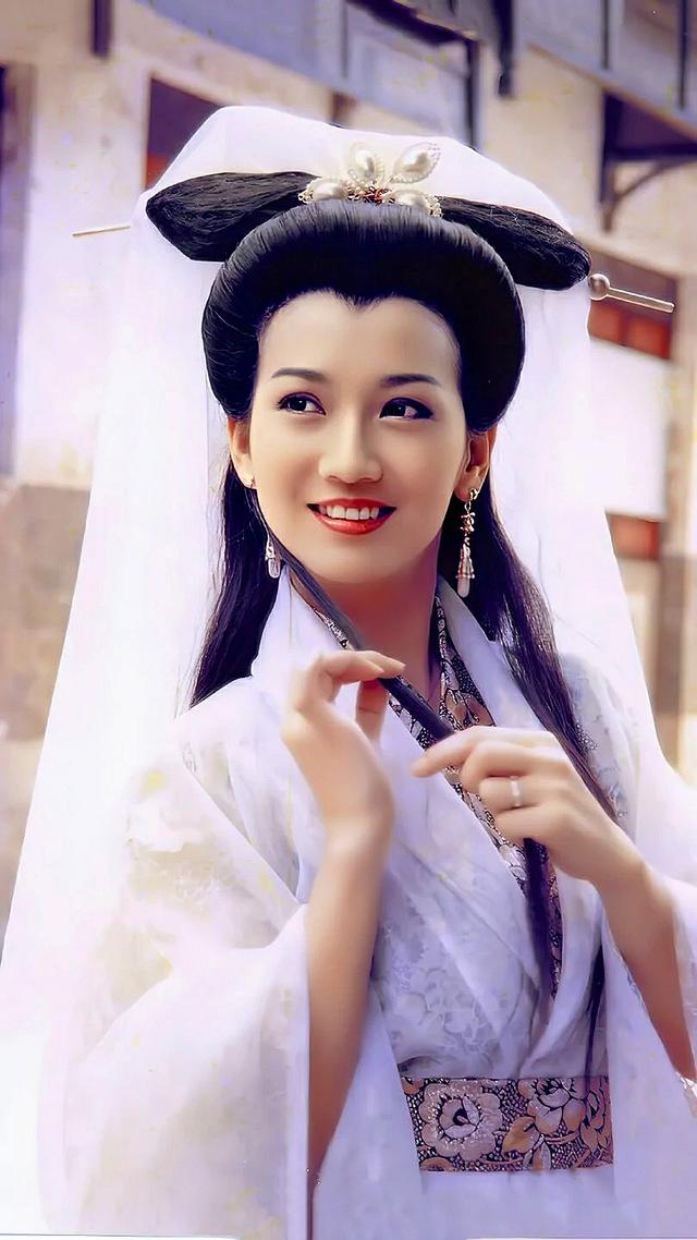 换句话说,白娘子一角成就了赵雅芝,但也因为白娘子这个角色耽误了