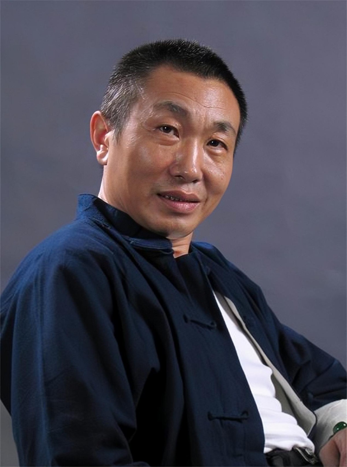 老戏骨杜源:4岁认识爱妻,结婚41年零绯闻,今女儿成他骄傲