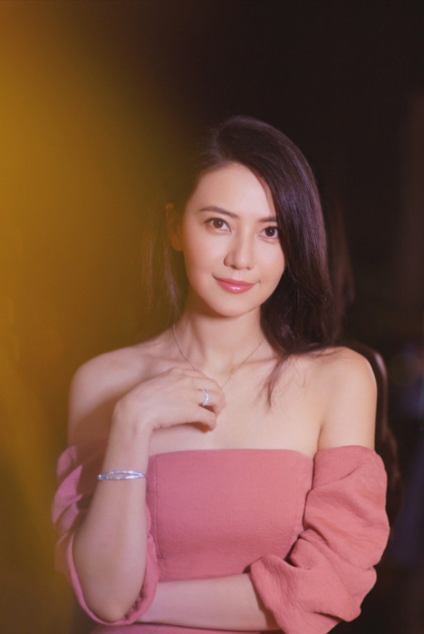 不愧是当年的国民女神高圆圆啊