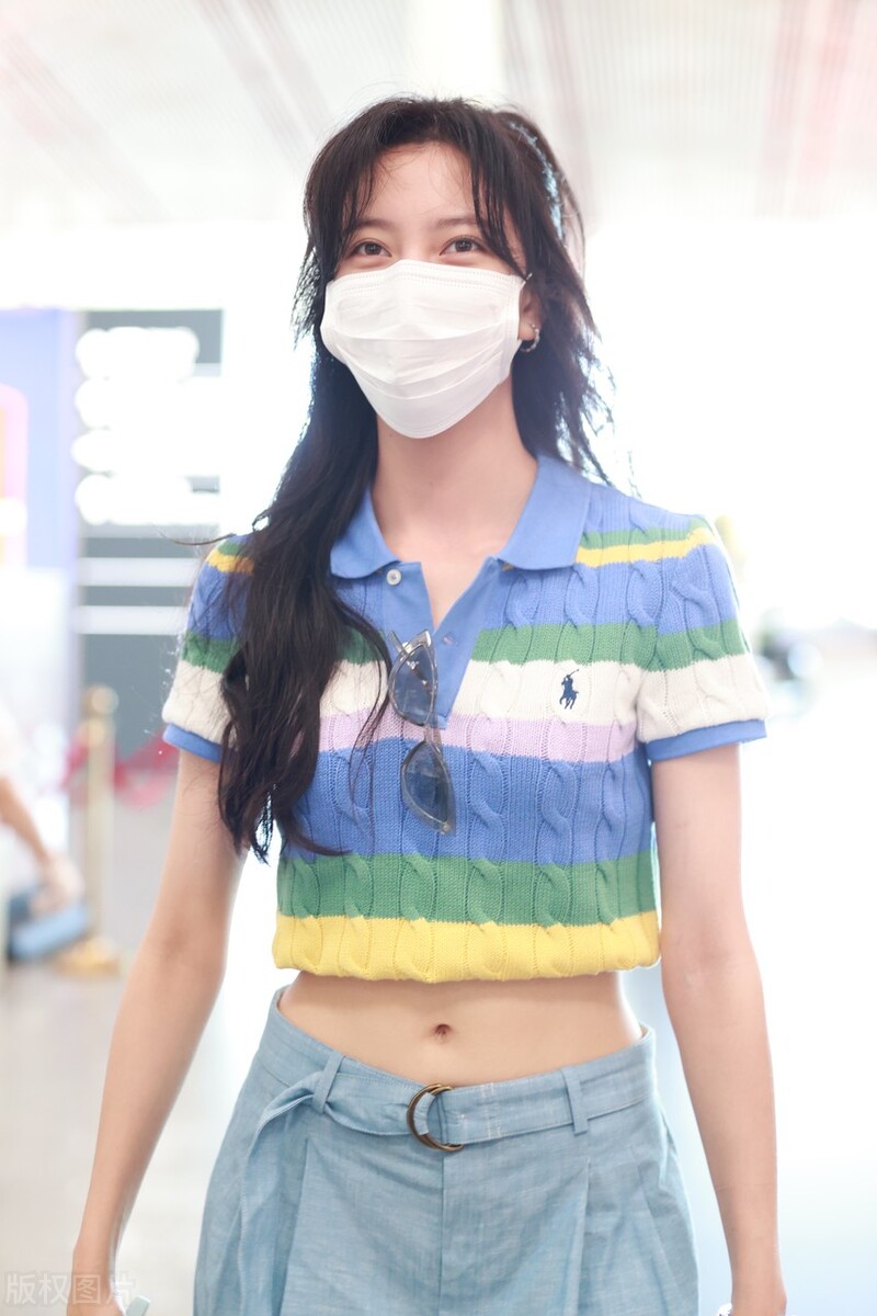 街拍：宋妍霏Ralph lauren条纹polo蓝色阔腿裤时尚休闲
