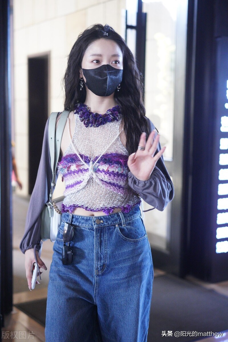 街拍：姜贞羽长发飘逸时尚亮丽，遇粉丝热情打招呼