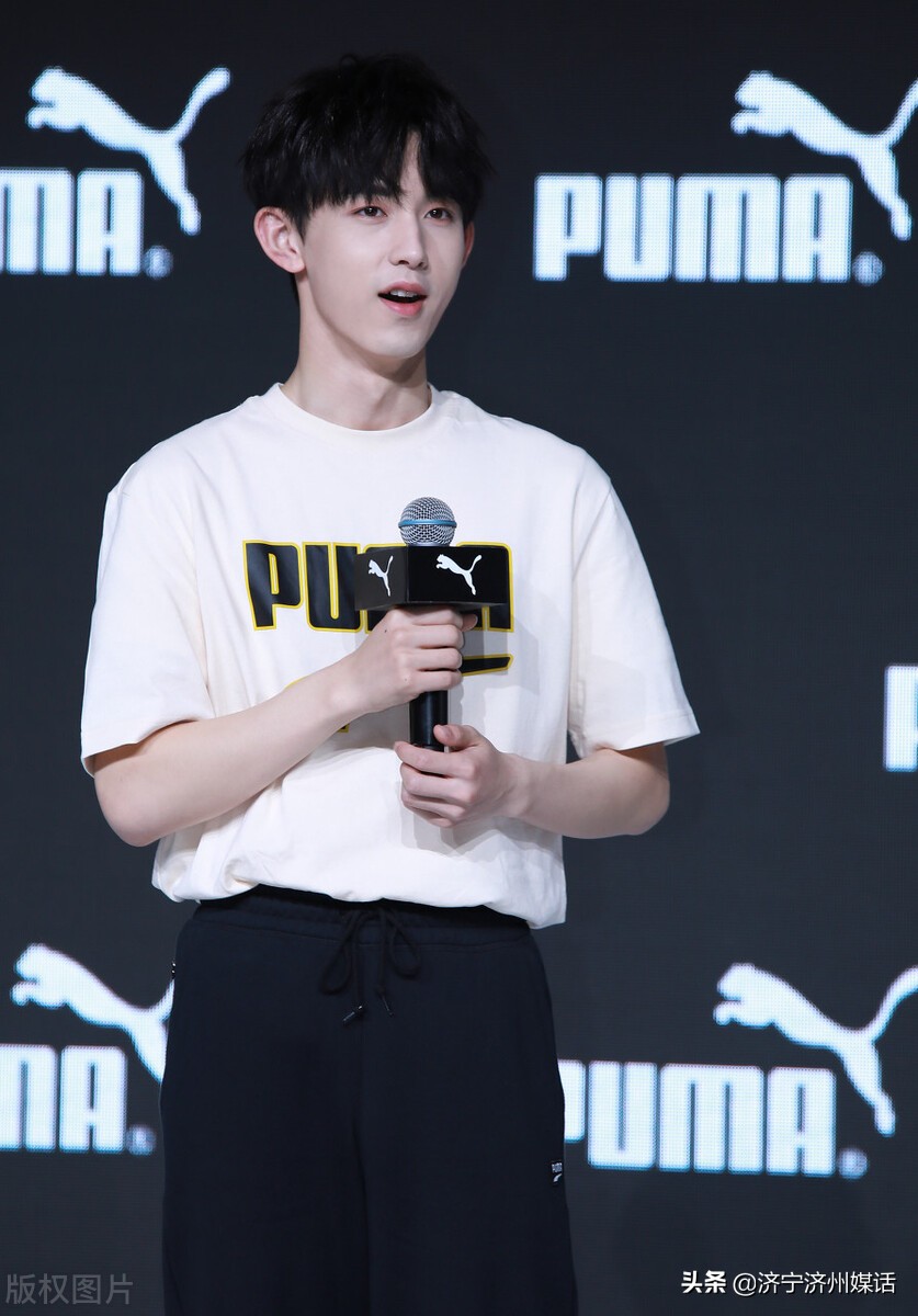 郭俊辰机场穿搭：白衬衫白Tee,阳光帅气