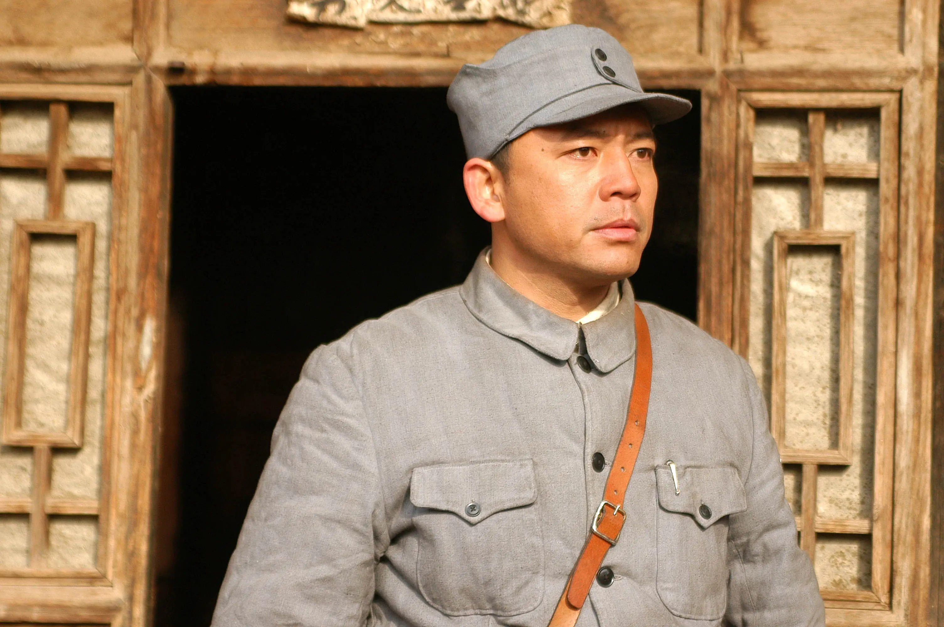 当年在中央戏剧学院的求学时光,何政军堪称校园中的风华绝代,成为校园