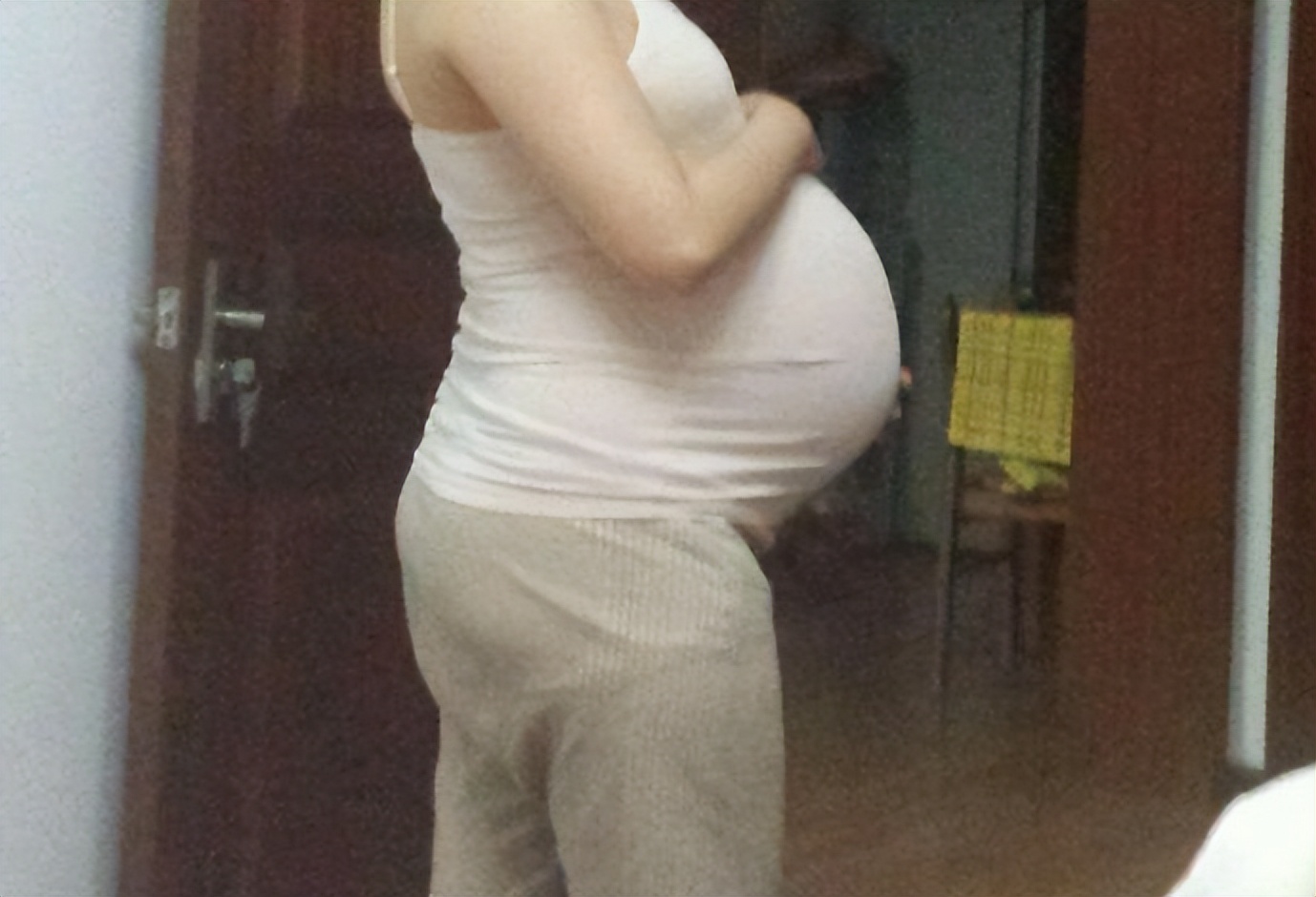 90后宝妈晒"悬浮肚",像塞了个大西瓜,被疑是"假肚子"